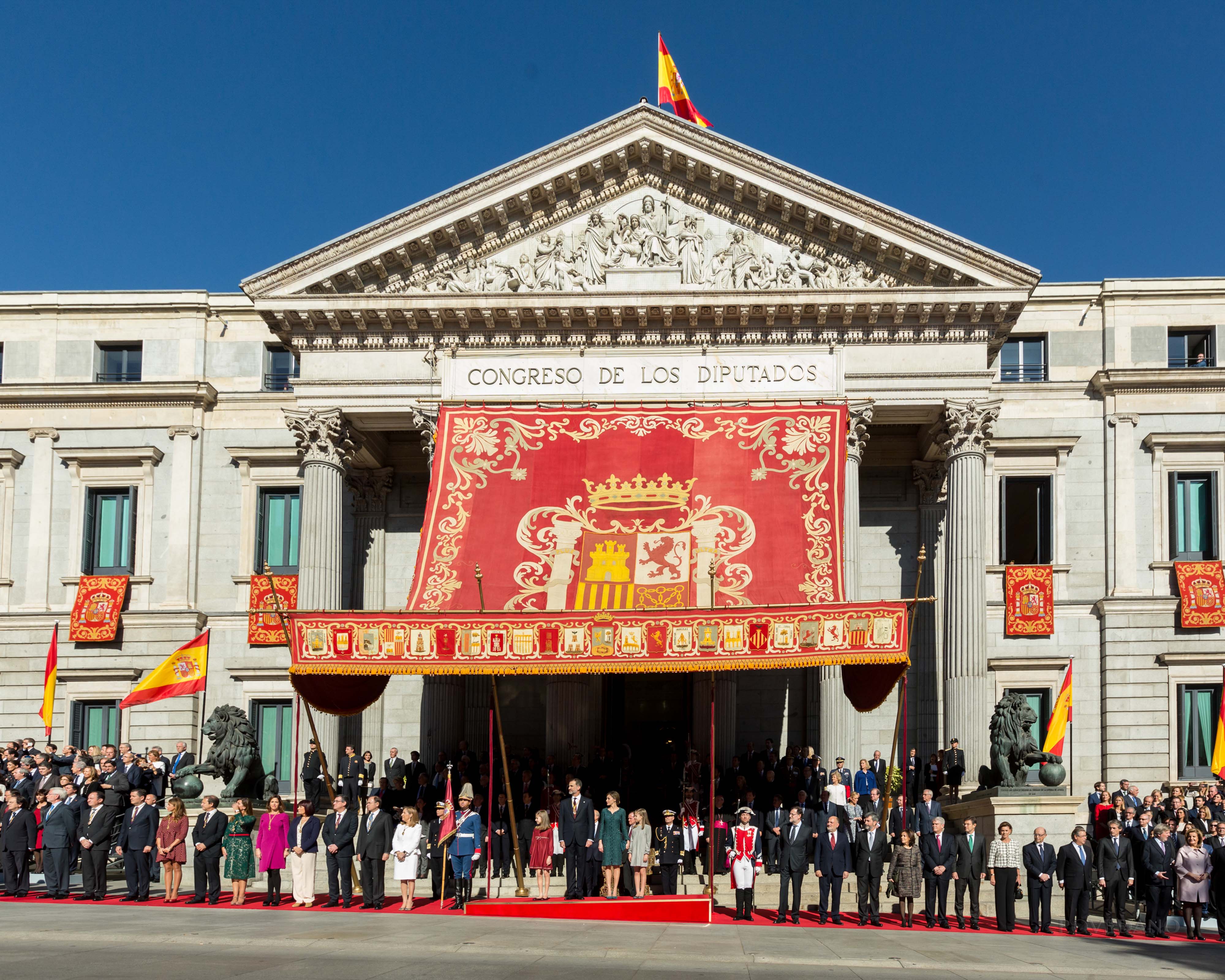 Tras la sesión solemne de apertura de la XII legislatura, escalinata del Congreso de los Diputados con la familia Real y los miembros de ambas cámaras en la carrera de San Jerónimo.