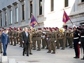 S. M el Rey Don Juan Carlos I pasando revista a los militares en el acto de la sesión solemne de apertura de la X legislatura