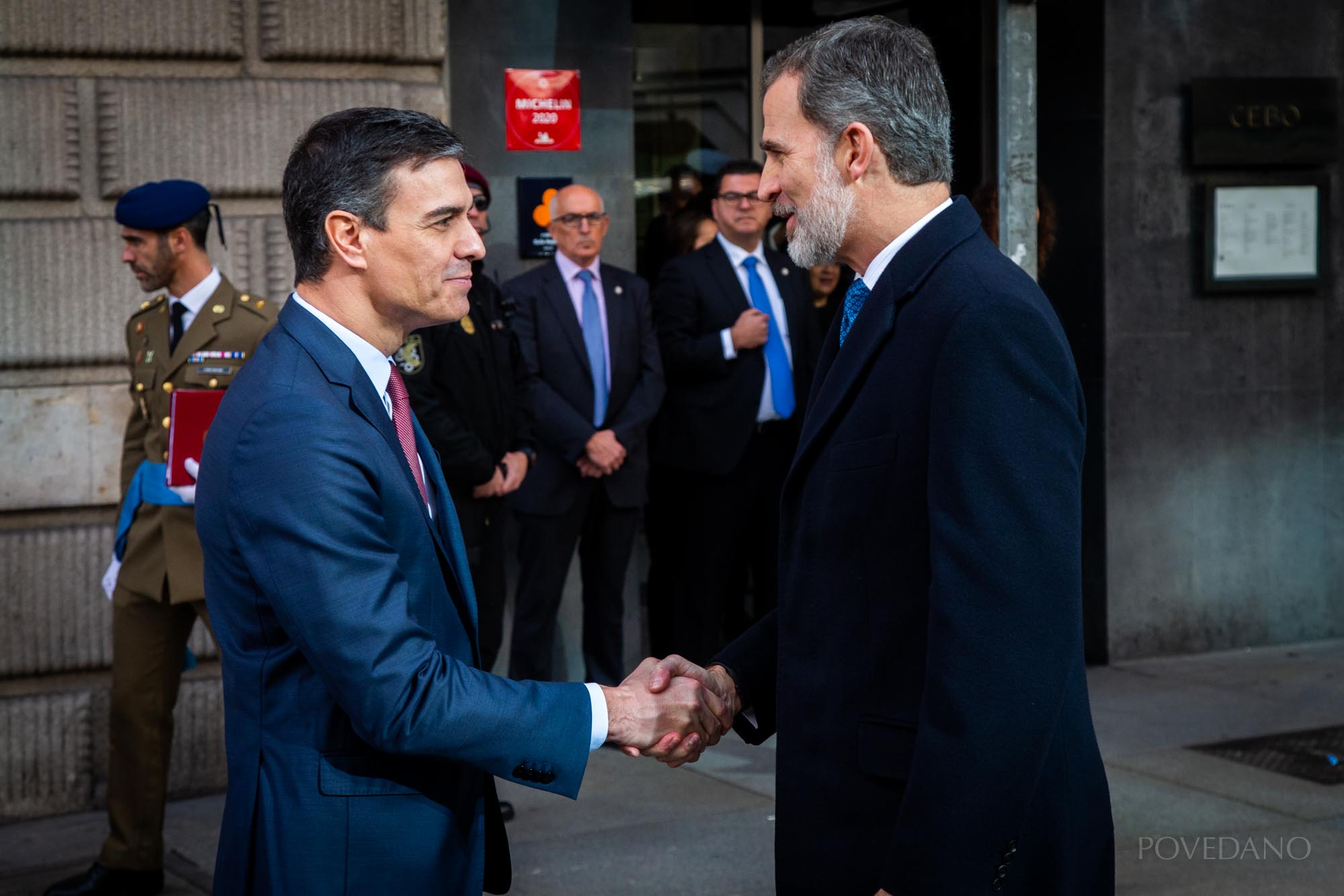 Su Majestad el Rey Don Felipe VI saluda al Sr. Presidente del Gobierno, don Pedro Sánchez Pérez-Castejón.