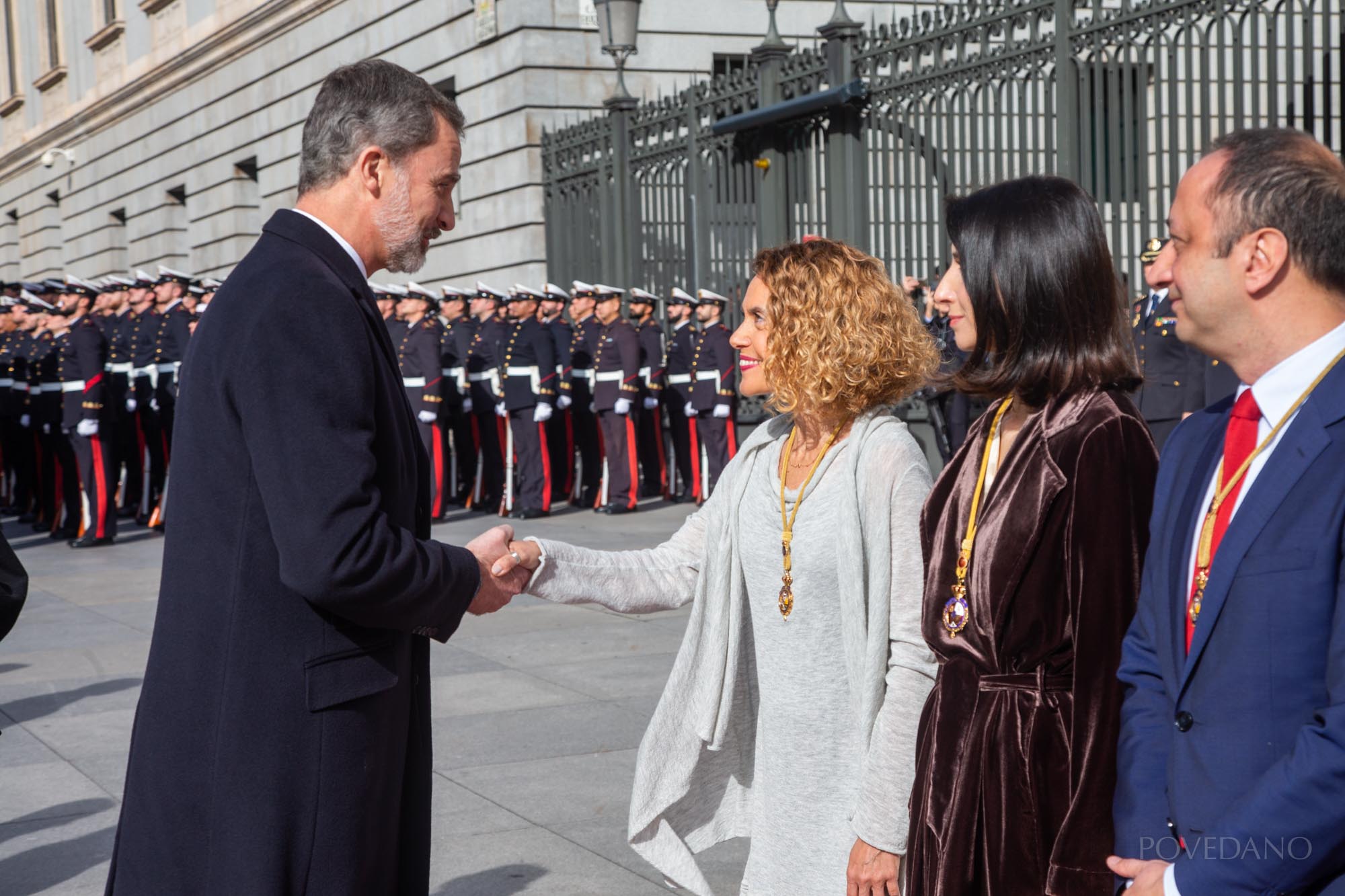 S.M el Rey saluda a la Presidenta del Congreso de los Diputados, Meritxell Batet Lamaña en la escalinata del Palacio.