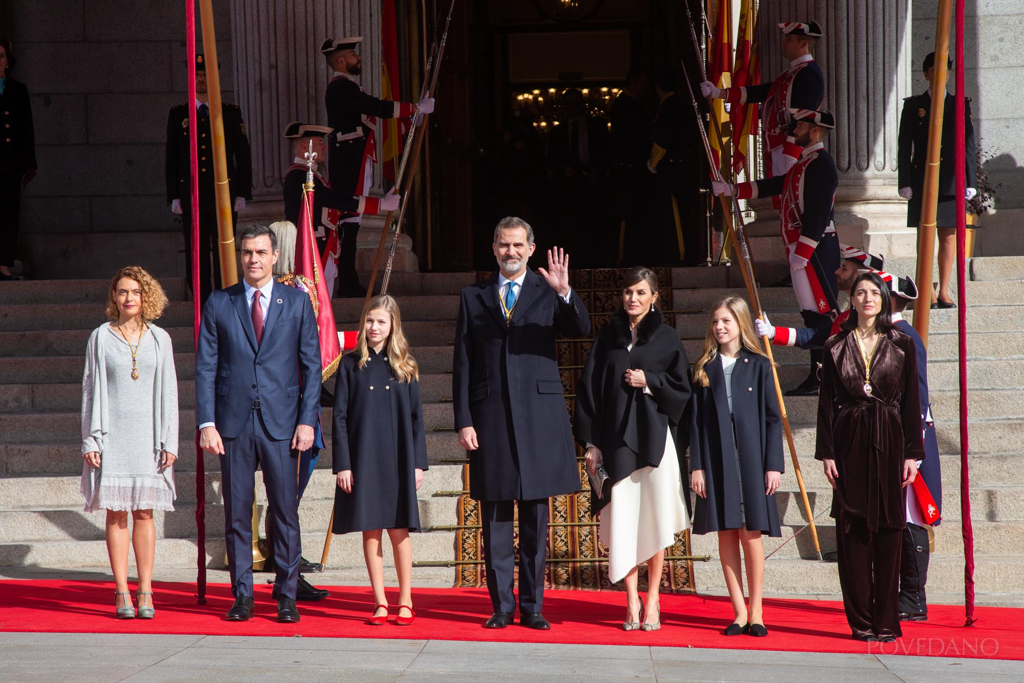 La Familia Real junto al Presidente del Gobierno y a las Presidentas de ambas Cámaras en la escalinata antes de entrar en el Palacio del Congreso de los Diputados.