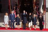 La Familia Real junto al Presidente del Gobierno y a las Presidentas de ambas Cámaras en la escalinata antes de entrar en el Palacio del Congreso de los Diputados.