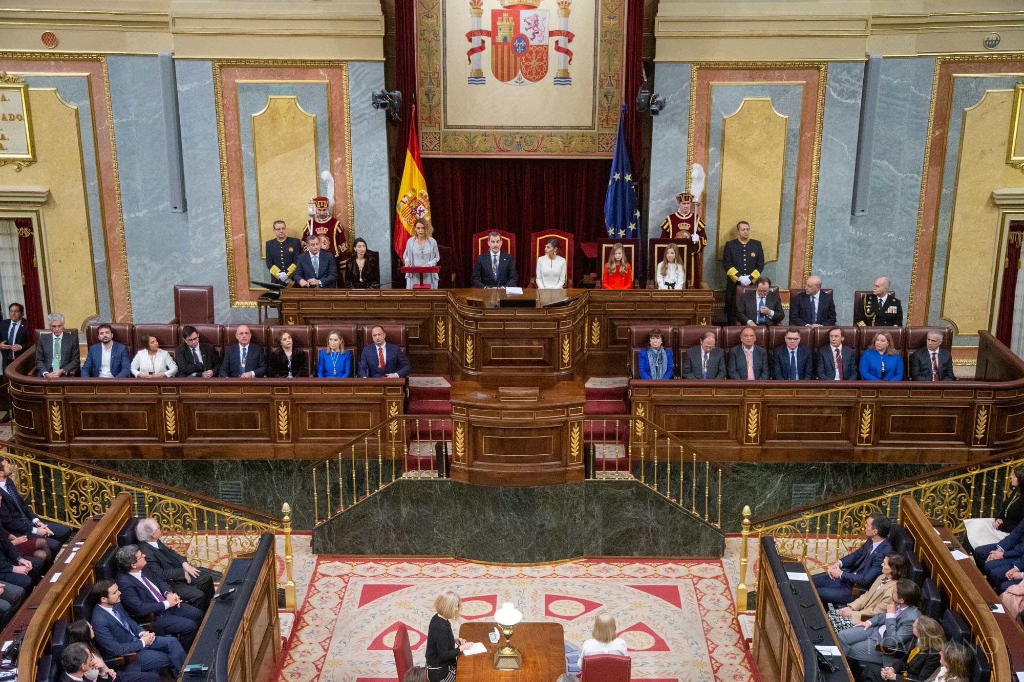 SSMM Los Reyes, la Presidenta del Congreso de los Diputados  y la Presidenta del Senado y los miembros de ambas cámaras en el hemiciclo en la sesión solemne de apertura de la XIV legislatura.