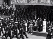 SS.MM los Reyes Juan Carlos I y Sofia, en la escalinata del Congreso de los Diputados presenciando el desfile militar tras finalizar la sesión solemne de apertura