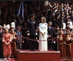 SS.MM los Reyes en la escalinata esperando a que comience el desfile militar junto a sus hijos, el Príncipe Felipe y la Infanta Elena