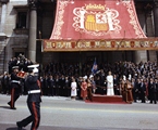 SS.MM los Reyes Juan Carlos I y Sofia, en la escalinata del Congreso de los Diputados presenciando el desfile militar tras finalizar la sesión solemne de apertura