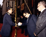 Saludos entre S.M. el Rey Don Juan  Carlos I, el Presidente del Congreso de los Diputados, D. Gregorio Peces-Barba y el Presidente del Senado, D. Federico de  Carvajal