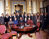 La Familia Real  con los miembros de las Mesas del Congreso y del Senado en uno de los escritorios del Palacio después de la Sesión Solemne de apertura