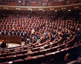 Vista general de los diputados y senadores en los escaños asistiendo a la  sesión solemne de apertura del 22 de julio de 1977.