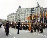 S. M el Rey, Don Juan Carlos I pasando revista a las tropas que desfilan en el acto de la sesión solemne de apertura de la IV legislatura