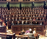Vista general de los escaños del grupo popular en segunda fila, encabezados por D. Jose María Aznar, en el banco azul los Ministros socialistas, en la sesión solemne de apertura de la IV legislatura