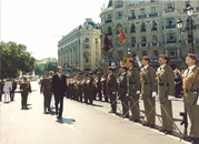 S.M. El Rey  Don Juan Carlos I, pasando revista a los militares que participan en el desfile de la sesión solemne de apertura