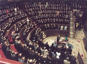 Vista general del salón de sesiones con los parlamentarios en pie aplaudiendo el discurso de S. M el Rey Don Juan Carlos I