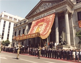 Desfile militar ante la fachada Principal del Congreso de los Diputados tras la sesión solemne de apertura