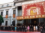 SS.MM. los Reyes Don Juan Carlos I y Doña Sofía en la escalinata del Congreso de los Diputados en el desfile tras la sesión solemne de apertura