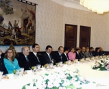 Almuerzo ofrecido a SS.MM en el Congreso de los Diputados tras la sesión solemne de apertura de la VI legislatura. S.M. Don Juan Carlos I, junto al Presidente del Gobierno, D. Jose María Aznar, y del Congreso de los Diputados, D. Federico Trillo-Figueroa