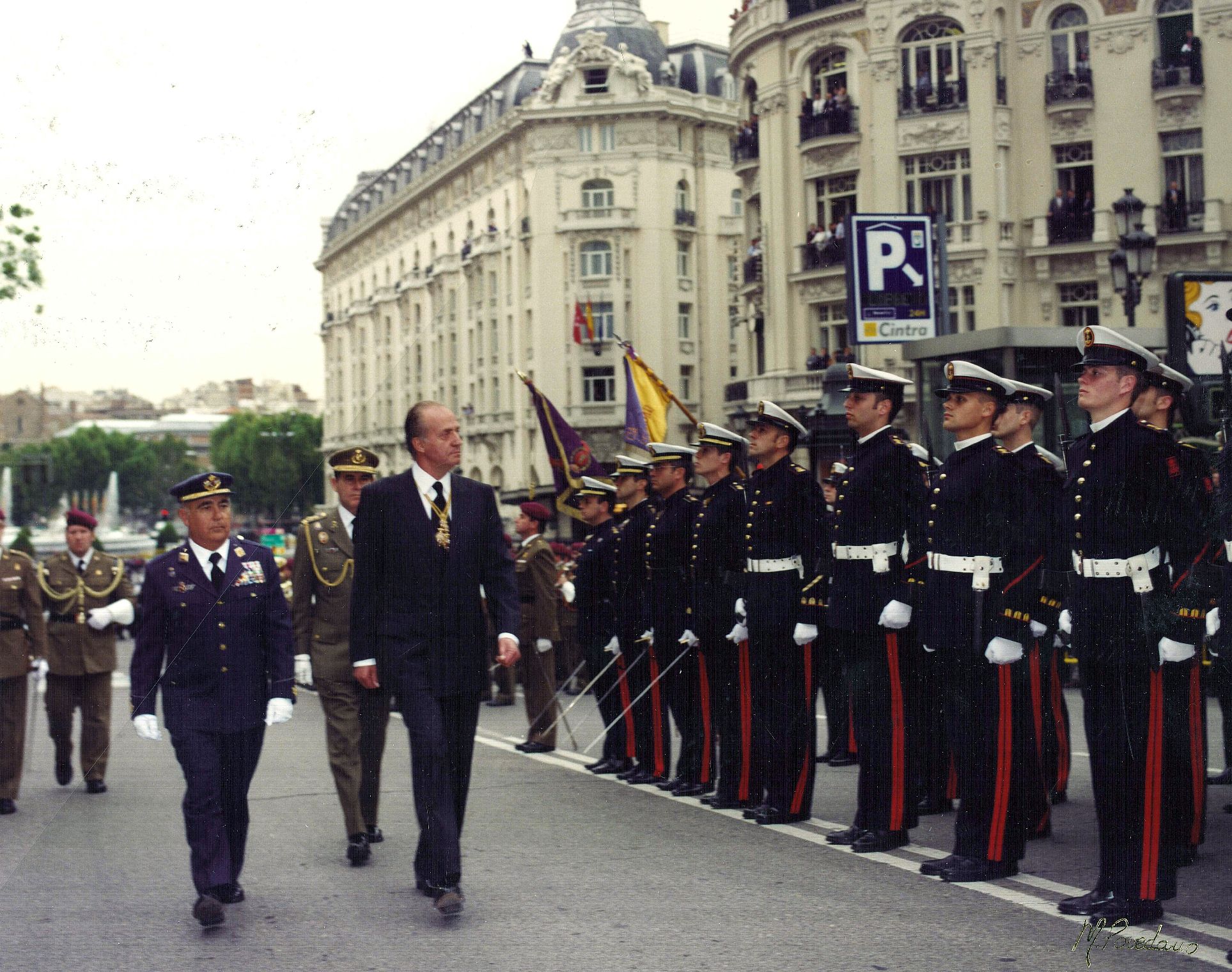 S.M. El Rey Don Juan Carlos I pasando revista a los militares en el acto de la apertura de la sesión solemne de la VII legislatura