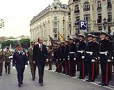 S.M. El Rey Don Juan Carlos I pasando revista a los militares en el acto de la apertura de la sesión solemne de la VII legislatura