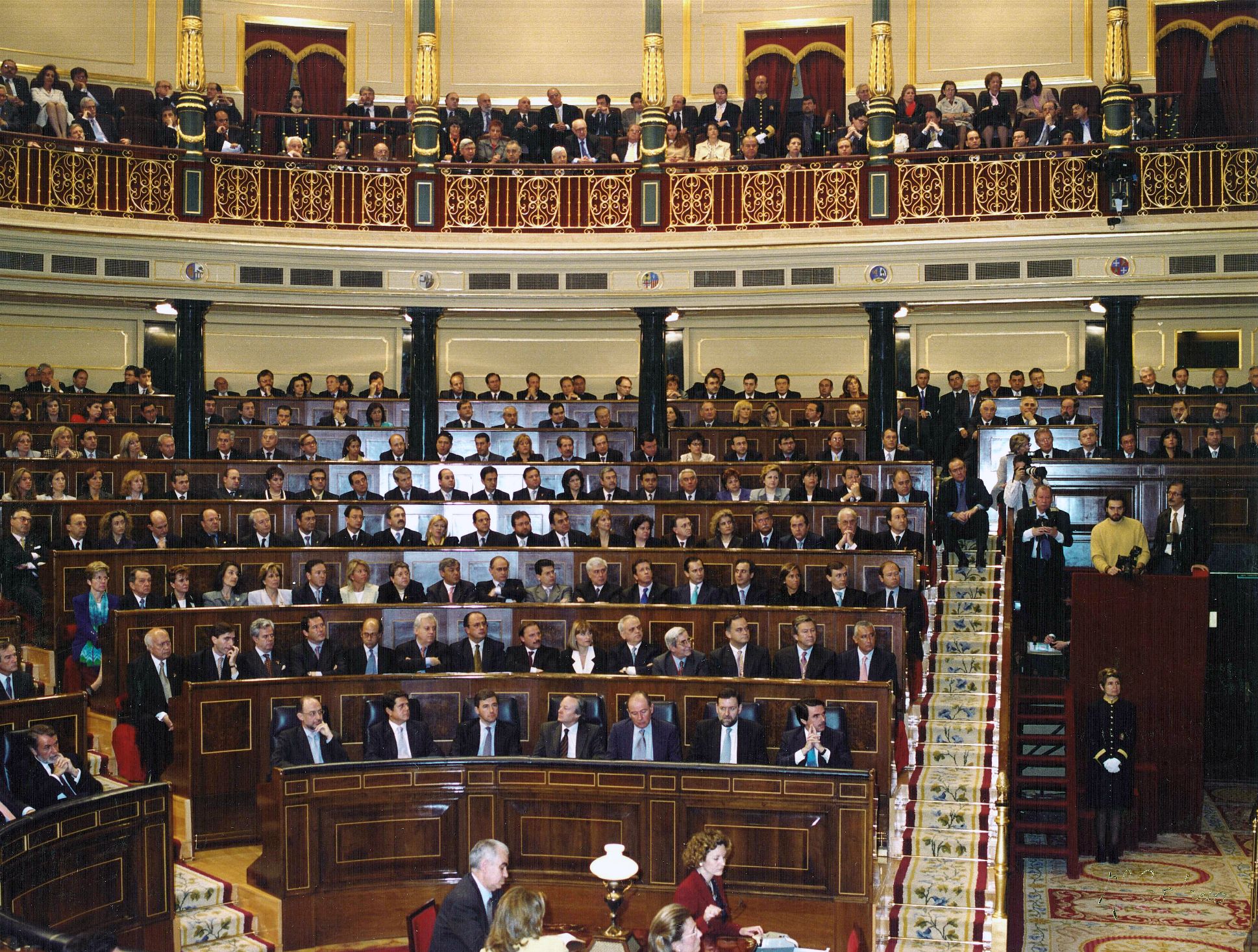 Vista de los Escaños del Grupo Popular del Hemiciclo con D. Jose María Aznar como Presidente del Gobierno en el banco azul junto a sus Ministros