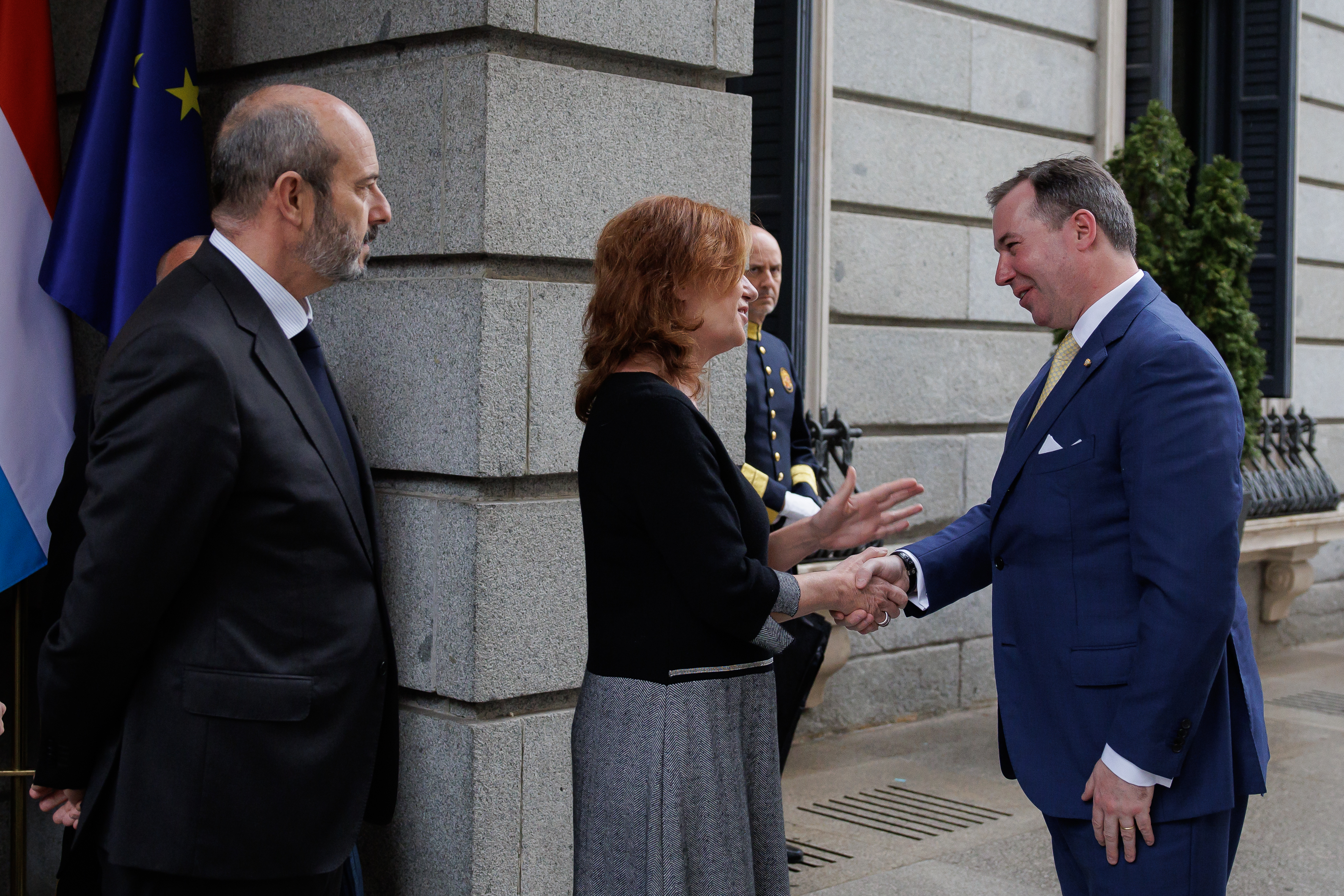 La presidenta del Congreso recibe a su llegada al Gran Duque de Luxemburgo, Guillermo V.
