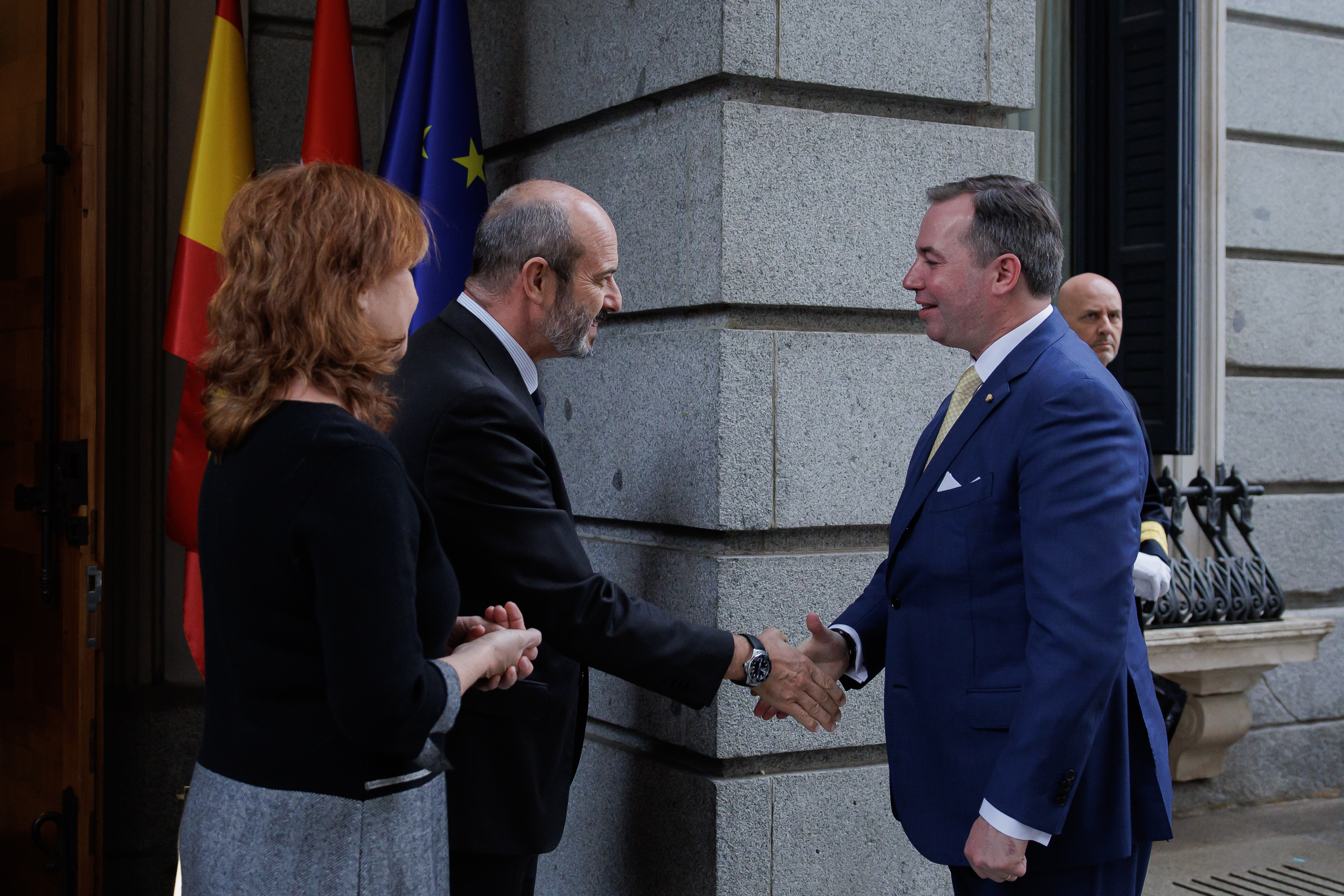 El presidente del Senado recibe a su llegada al Gran Duque de Luxemburgo, Guillermo V.