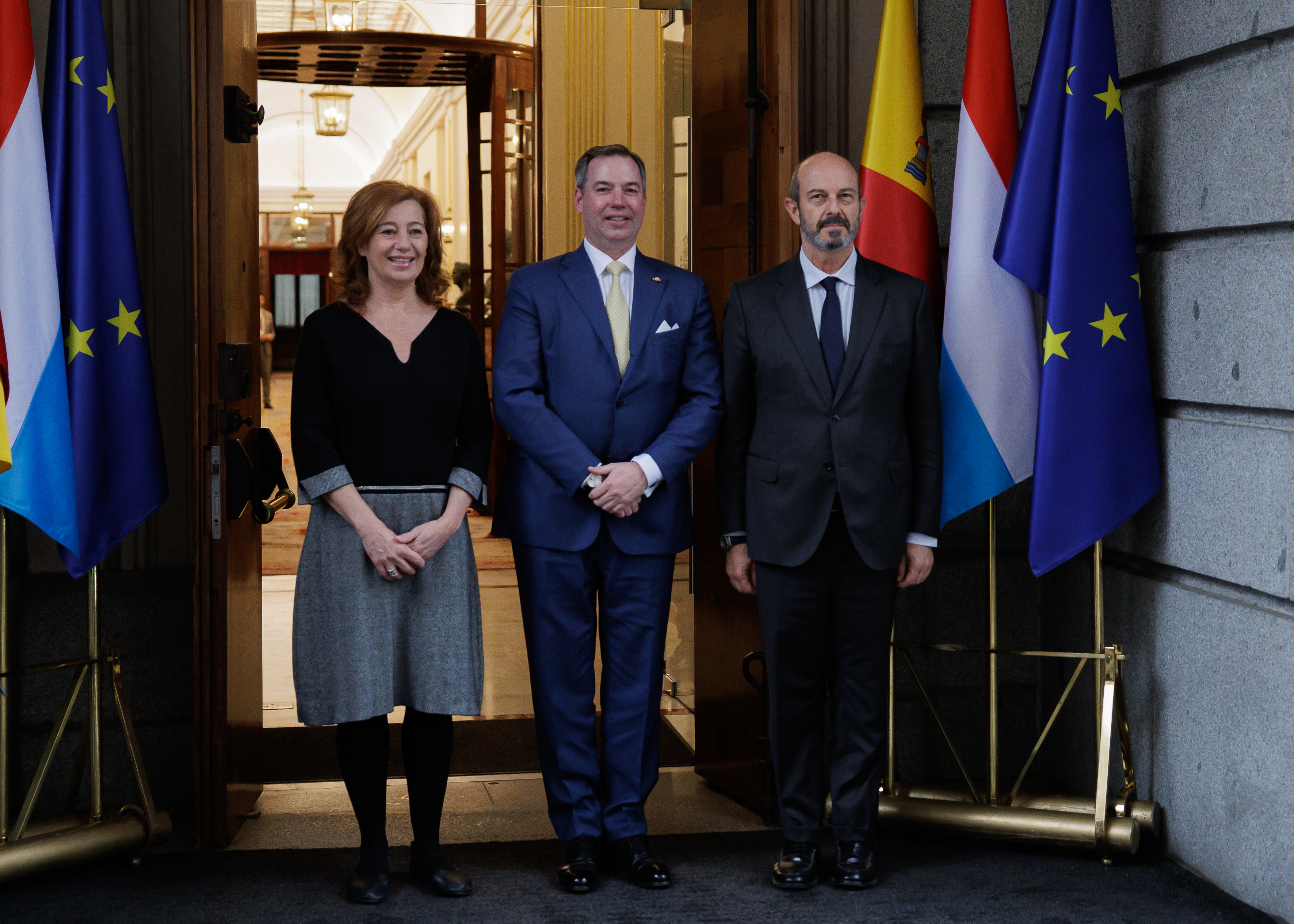 La presidenta del Congreso, el presidente del Senado y el Gran Duque de Luxemburgo a la entrada del Palacio.