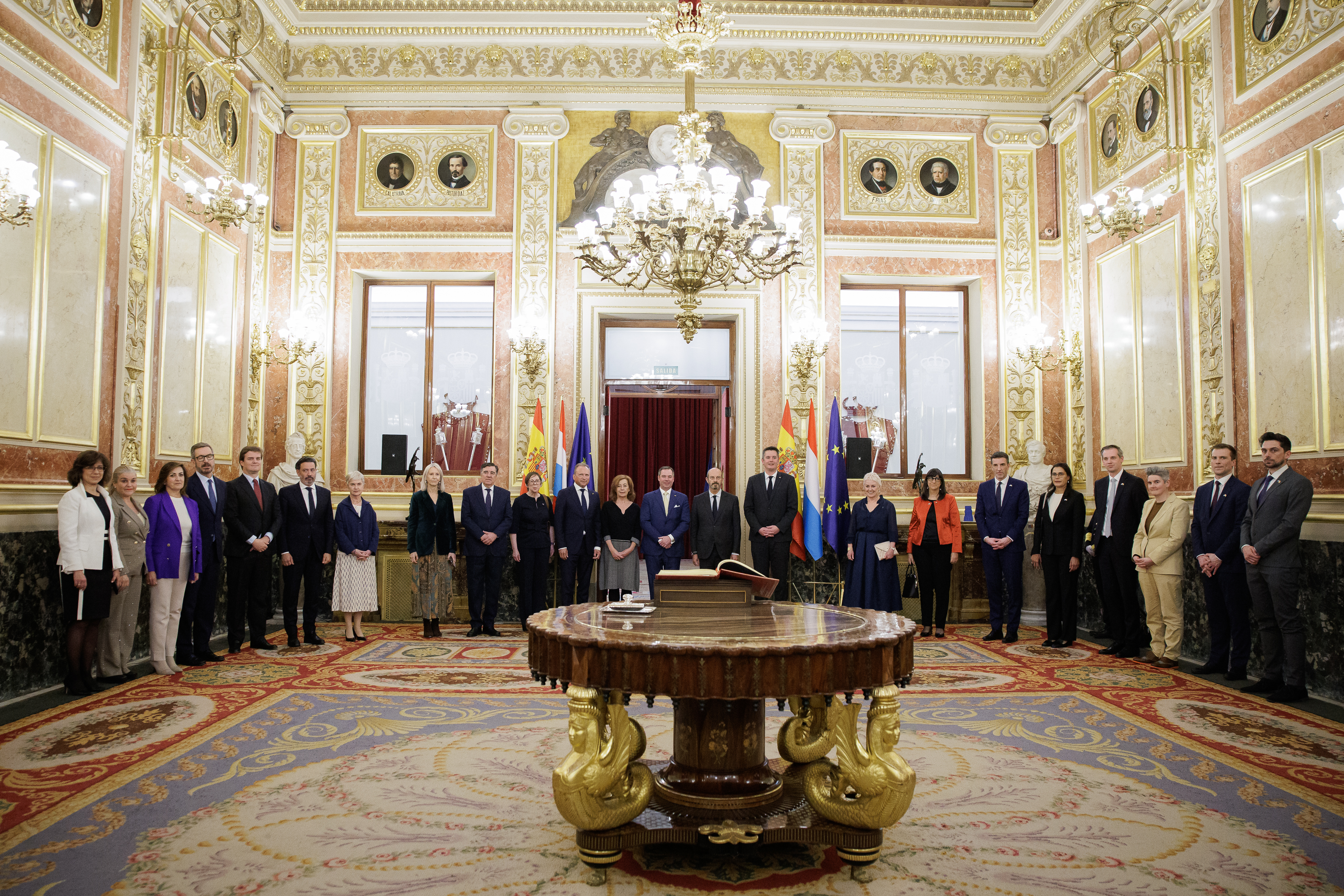 Ambas delegaciones en el Salón de Pasos Perdidos.