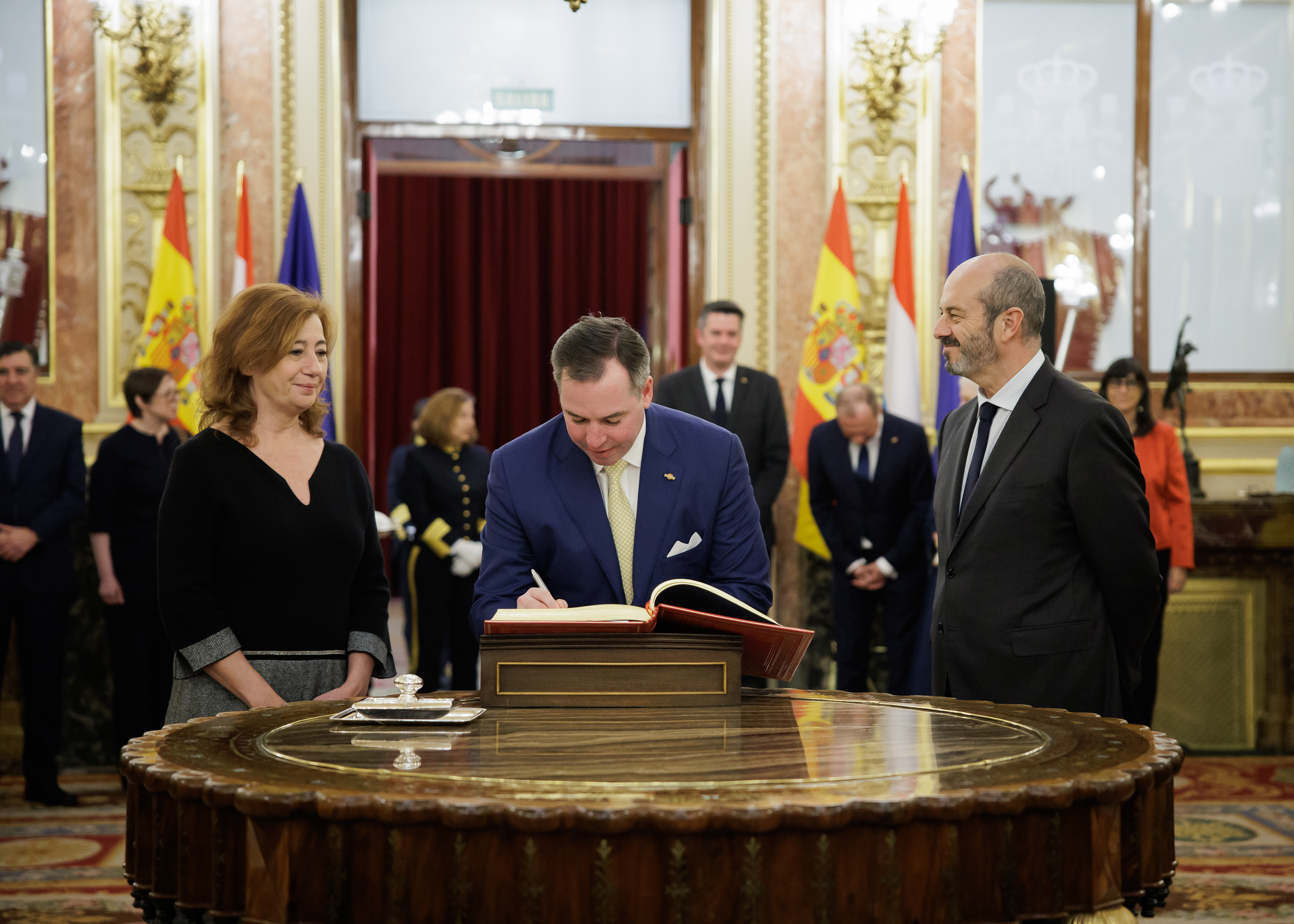 El Gran Duque de Luxemburgo, Guillermo V, firmando en el Libro de Honor.