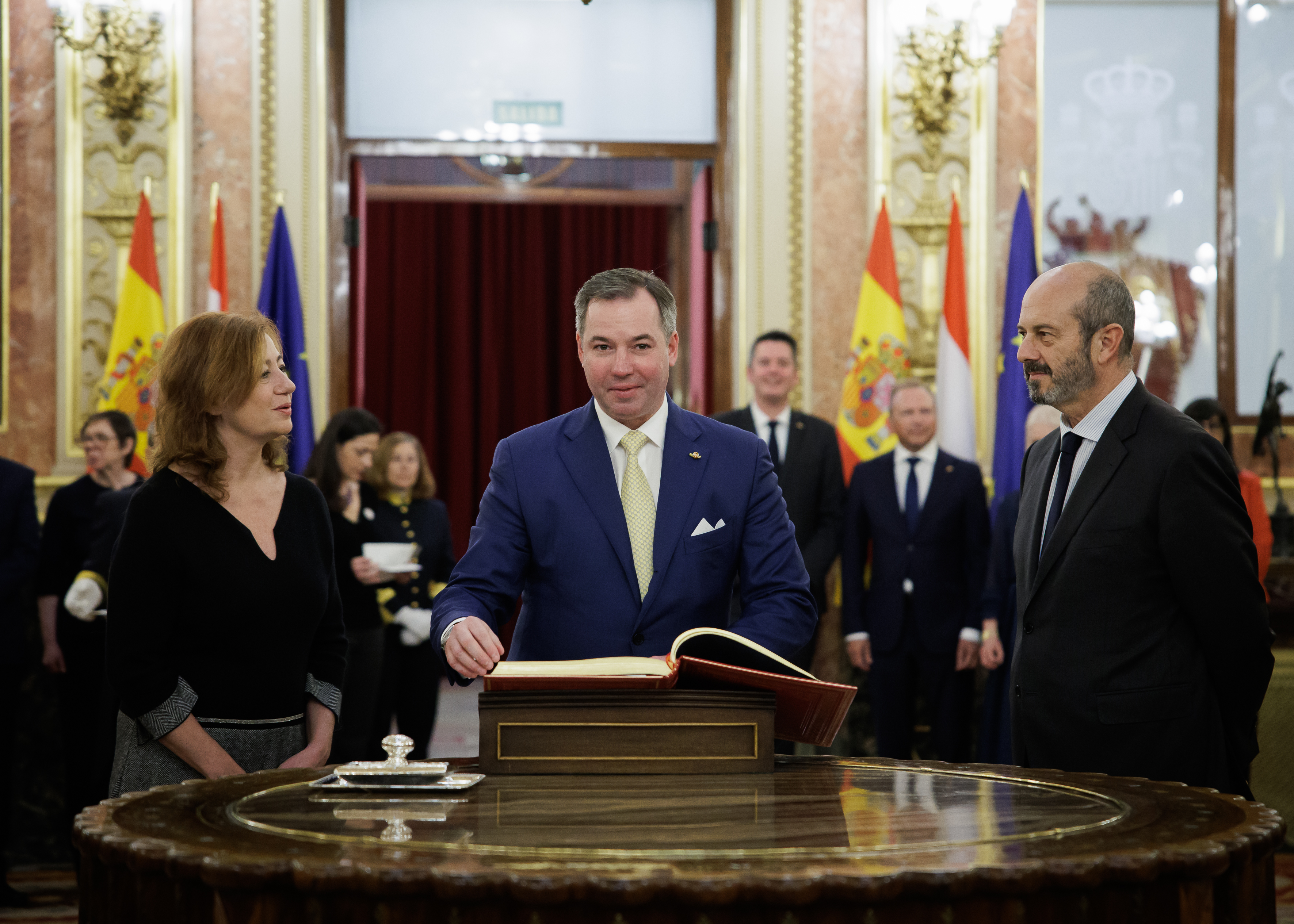 La presidenta del Congreso, el presidente del Senado y el Gran Duque de Luxemburgo en el Salón de Pasos Perdidos.