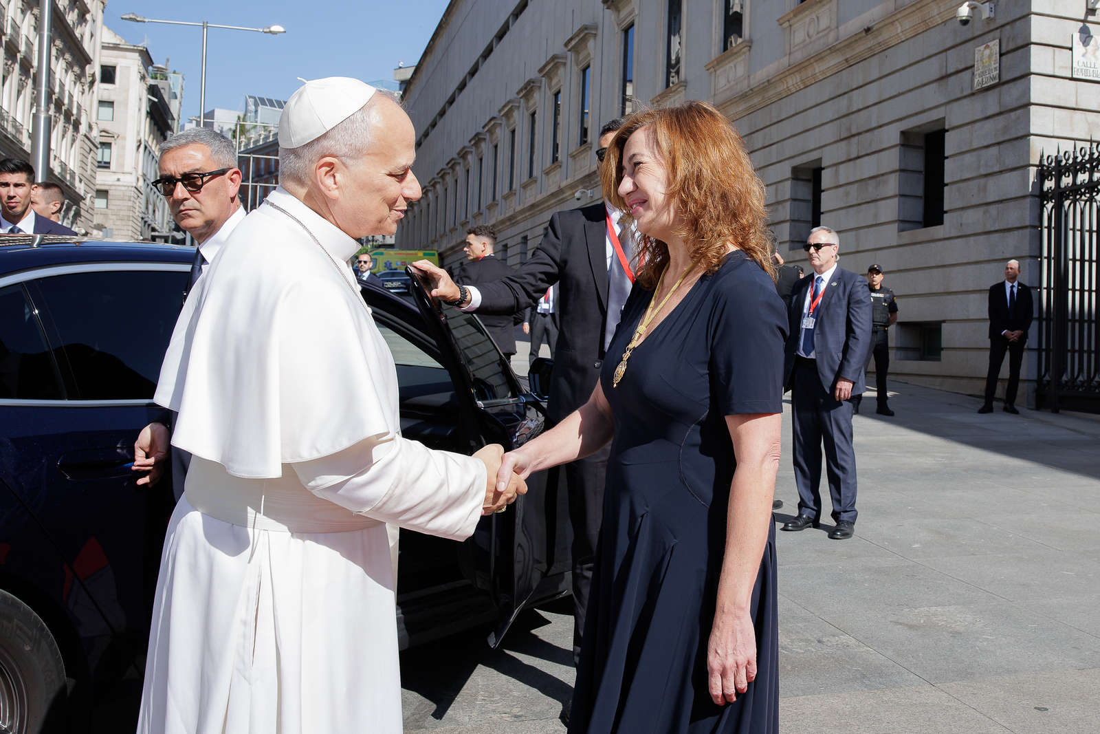 La presidenta del Congreso, Francina Armengol recibe a su llegada a Su Santidad el Papa León XIV