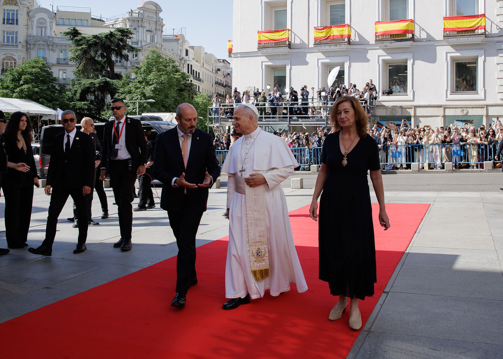 La presidenta del Congreso y el presidente del Senado acompañan a Su Santidad el Papa León XIV en su entrada al Congreso de los Diputados