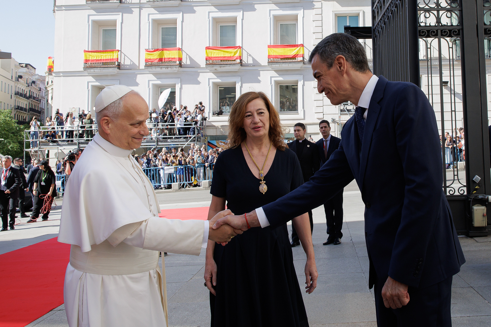 El presidente del Gobierno Pedro Sánchez saluda a Su Santidad el Papa León XIV