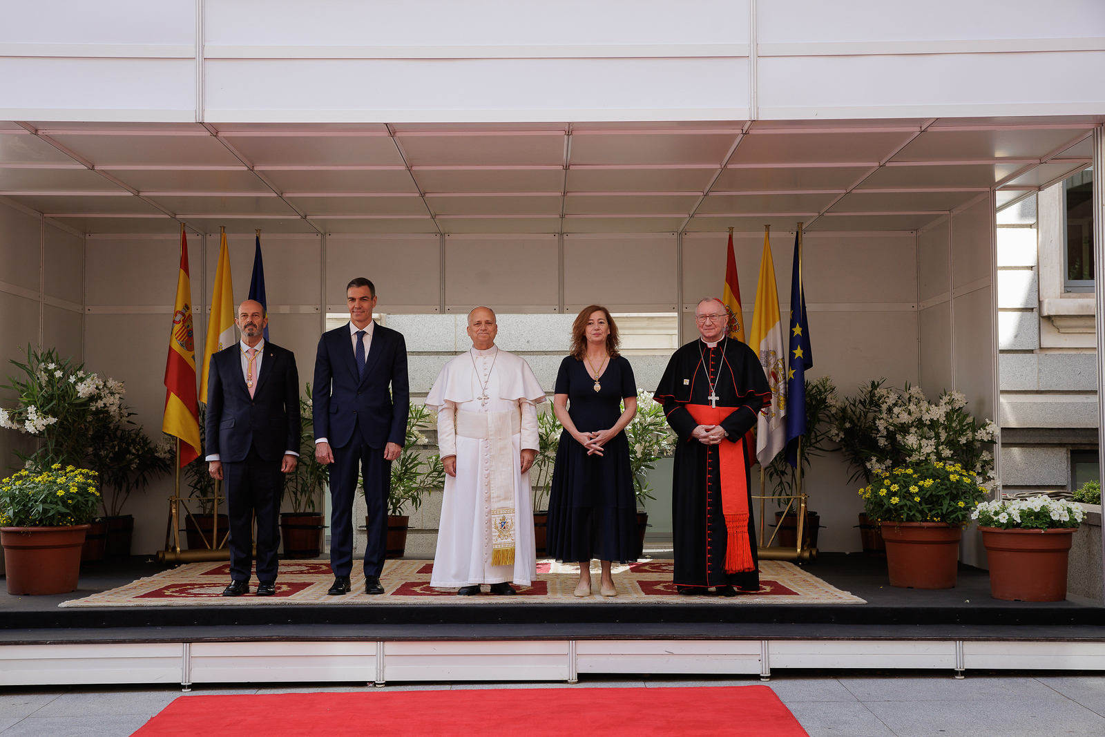 Su Santidad el Papa León XIV a su llegada al Congreso junto a los presidentes del Congreso de los Diputados y del Senado, el presidente del Gobierno y el cardenal obispo Pietro Parolin