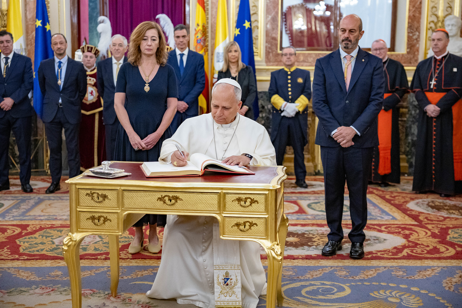 Firma en el Libro de Honor por parte de Su Santidad el Papa León XIV