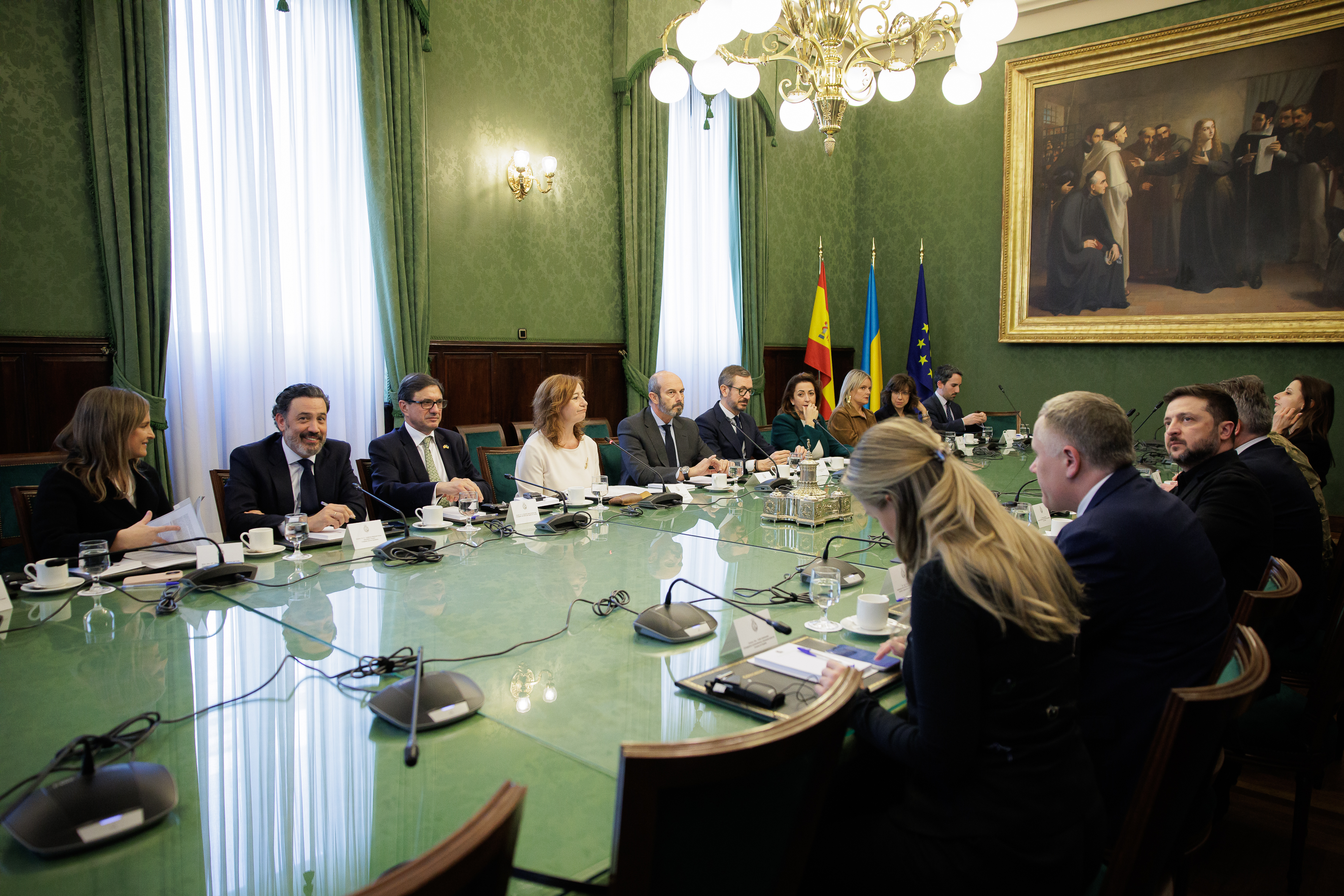 Ambas delegaciones en la Sala Mariana Pineda.
