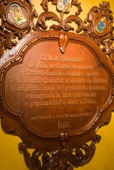 Placa conmemorativa de la aprobación del Decreto de libertad de imprenta, 10 noviembre 1810. Teatro de las Cortes. San Fernando (Cádiz) Fondo doceañista. Consorcio Bicentenario 1812.