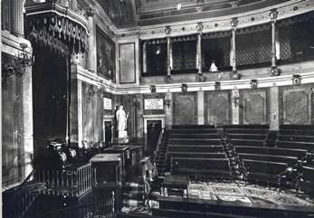 Aspecto del Salón de Sesiones anterior a las sucesivas reformas del siglo XX. Fotografía extraída del DVD “El Congreso de los Diputados”, editado por el Congreso de los Diputados en 2014. Pág.187.