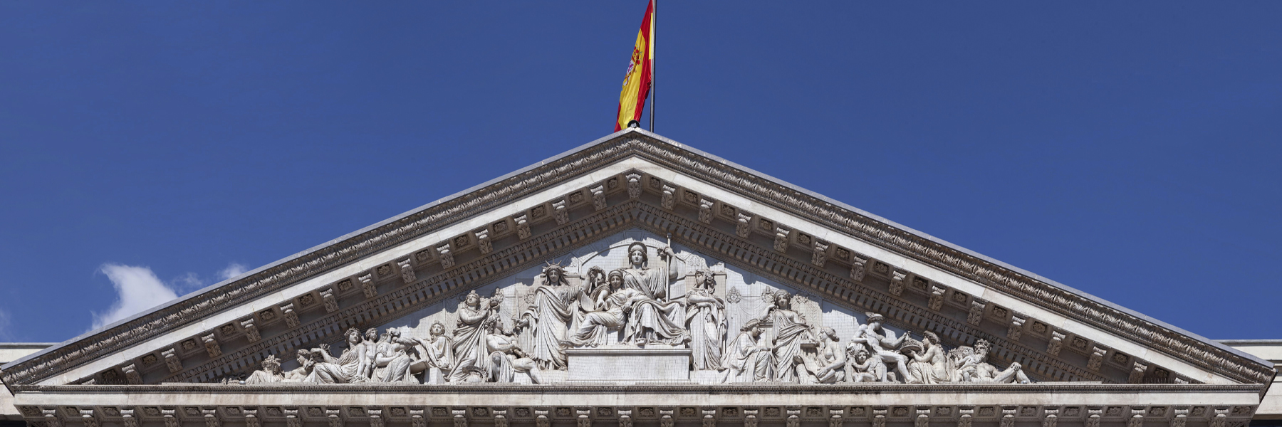 El Palacio del Congreso es uno de los principales exponentes del neoclasicismo español del siglo XIX. Su frontispicio, obra de Ponciano Ponzano, representa a España abrazando la Constitución