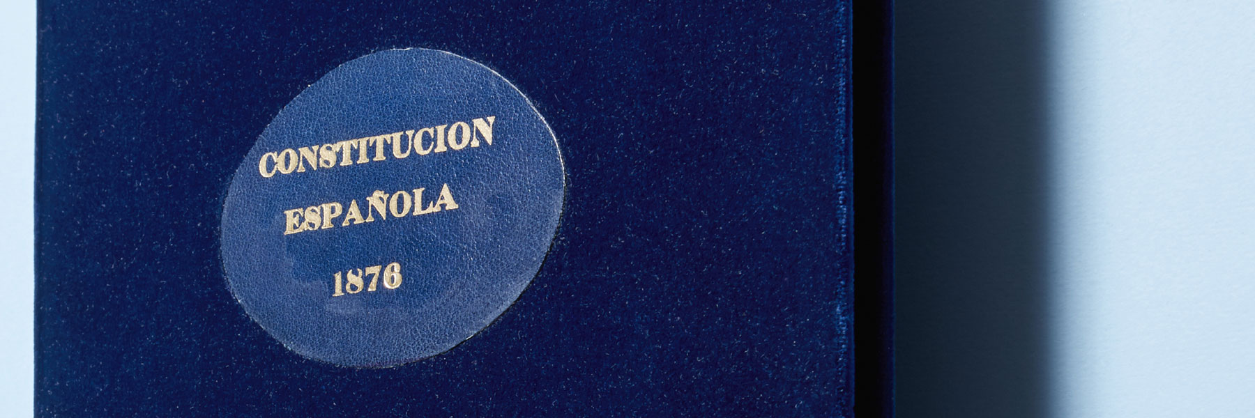 Antonio Cánovas del Castillo fue el principal artífice del texto constitucional aprobado por las Cortes en 1876, que restablecía la monarquía en la figura del Alfonso XII y mantenía un sistema parlamentario bicameral