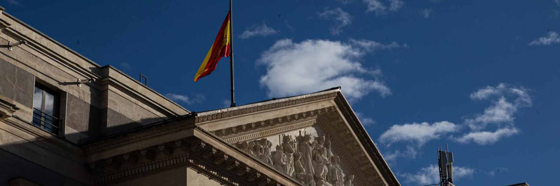 La bandera del Congreso ondea a media asta en señal de solidaridad y apoyo con las víctimas y familiares del accidente ferroviario que se produjo este 18 de enero en Adamuz, Córdoba.
