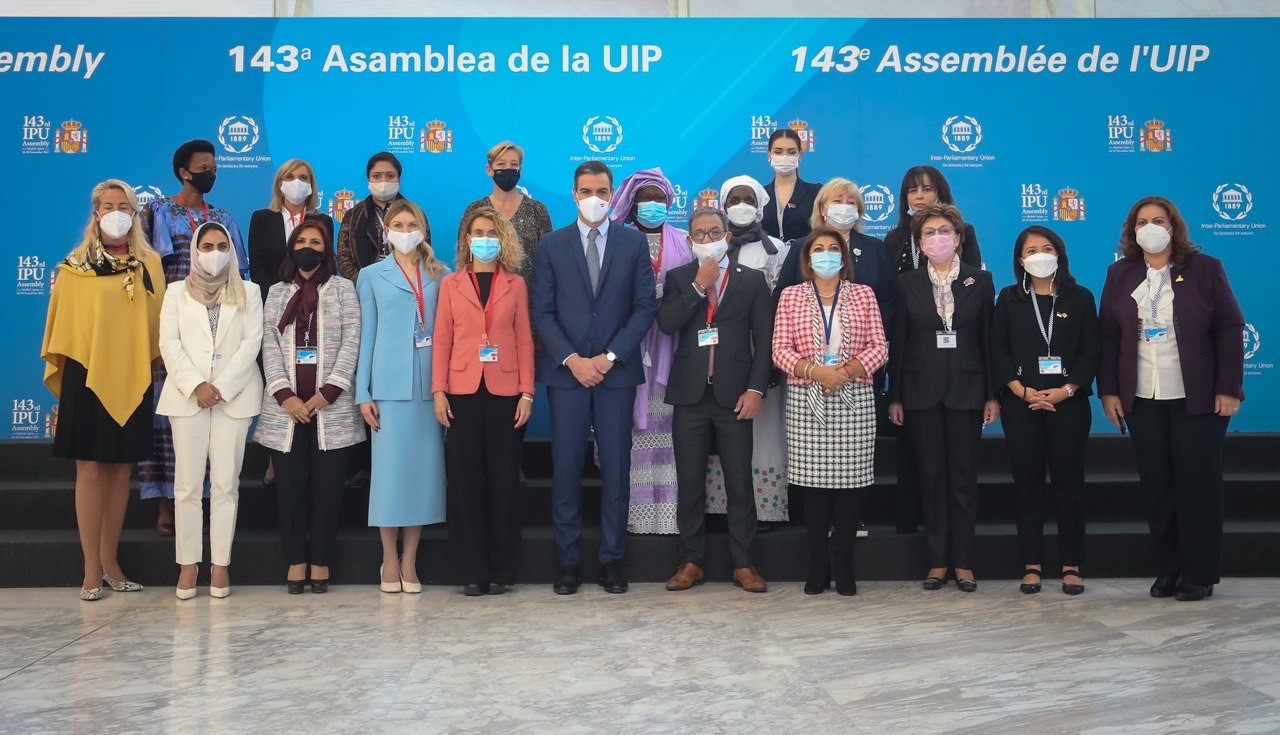 La presidenta del Congreso, Meritxell Batet, el presidente del Gobierno, Pedro Sánchez, y el presidente de la UIP, Duarte Pacheco, con el Bureau del Foro de Mujeres Parlamentarias de la UIP