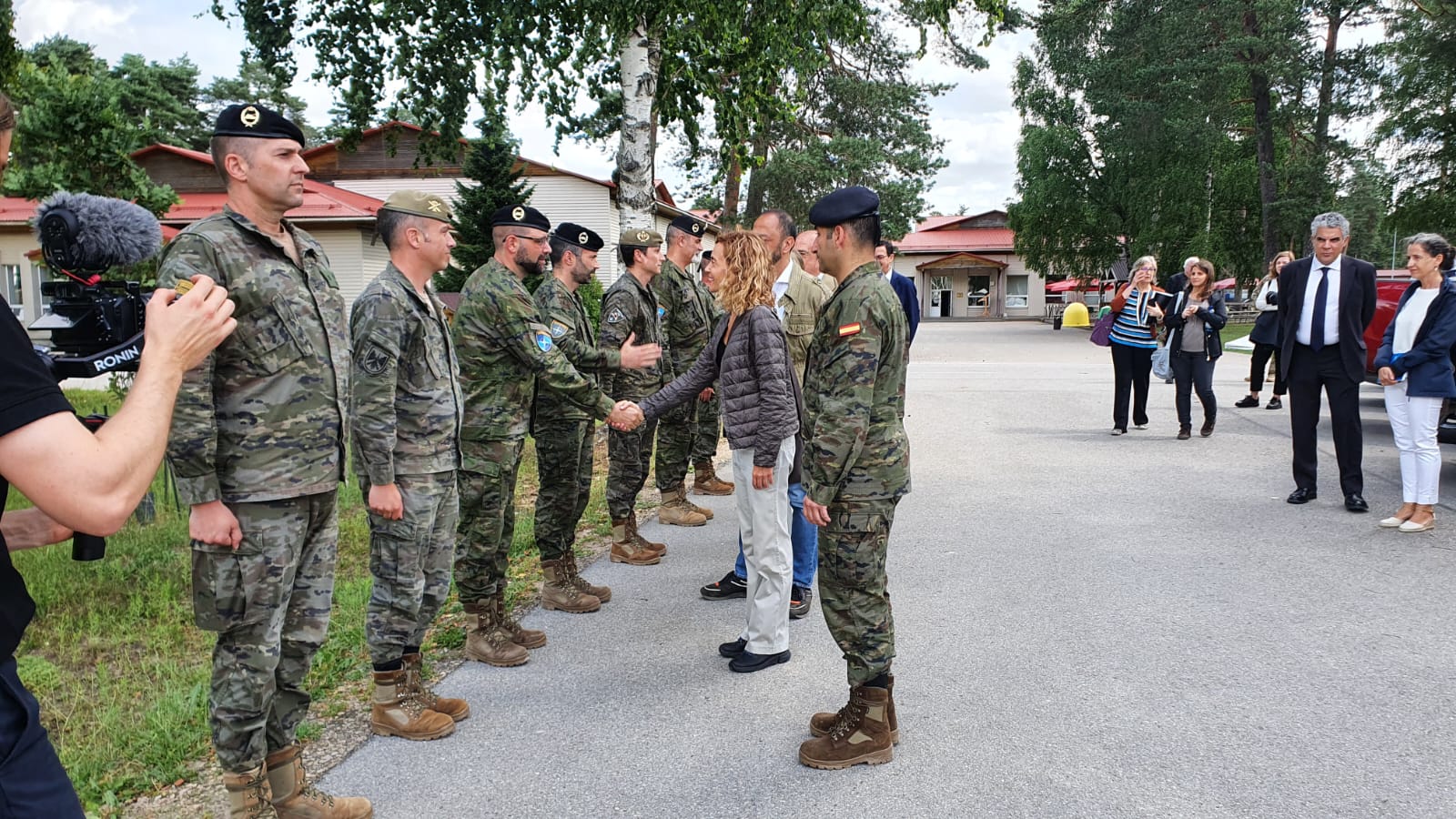 La presidenta Meritxell Batet y una delegación de la Mesa del Congreso de los Diputados visitan a las tropas españolas desplegadas en Letonia