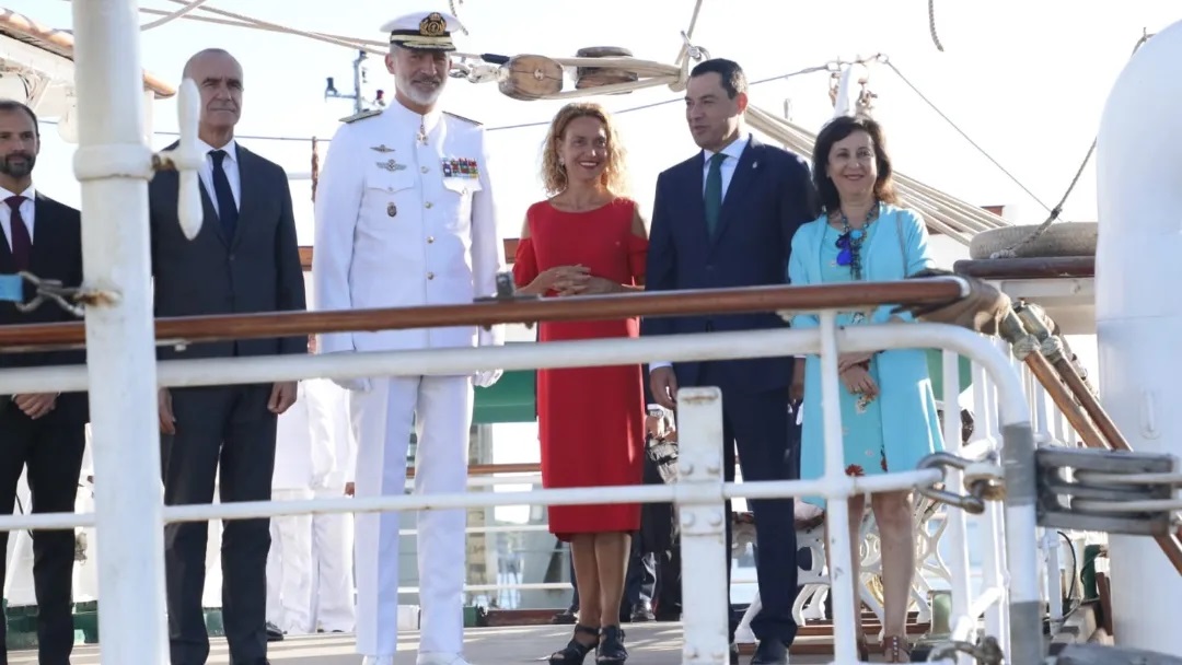 La presidenta del Congreso de los Diputados, Meritxell Batet, ha asistido a la revista naval conmemorativa del V Centenario de la primera vuelta al mundo, presidida por S.M. el Rey