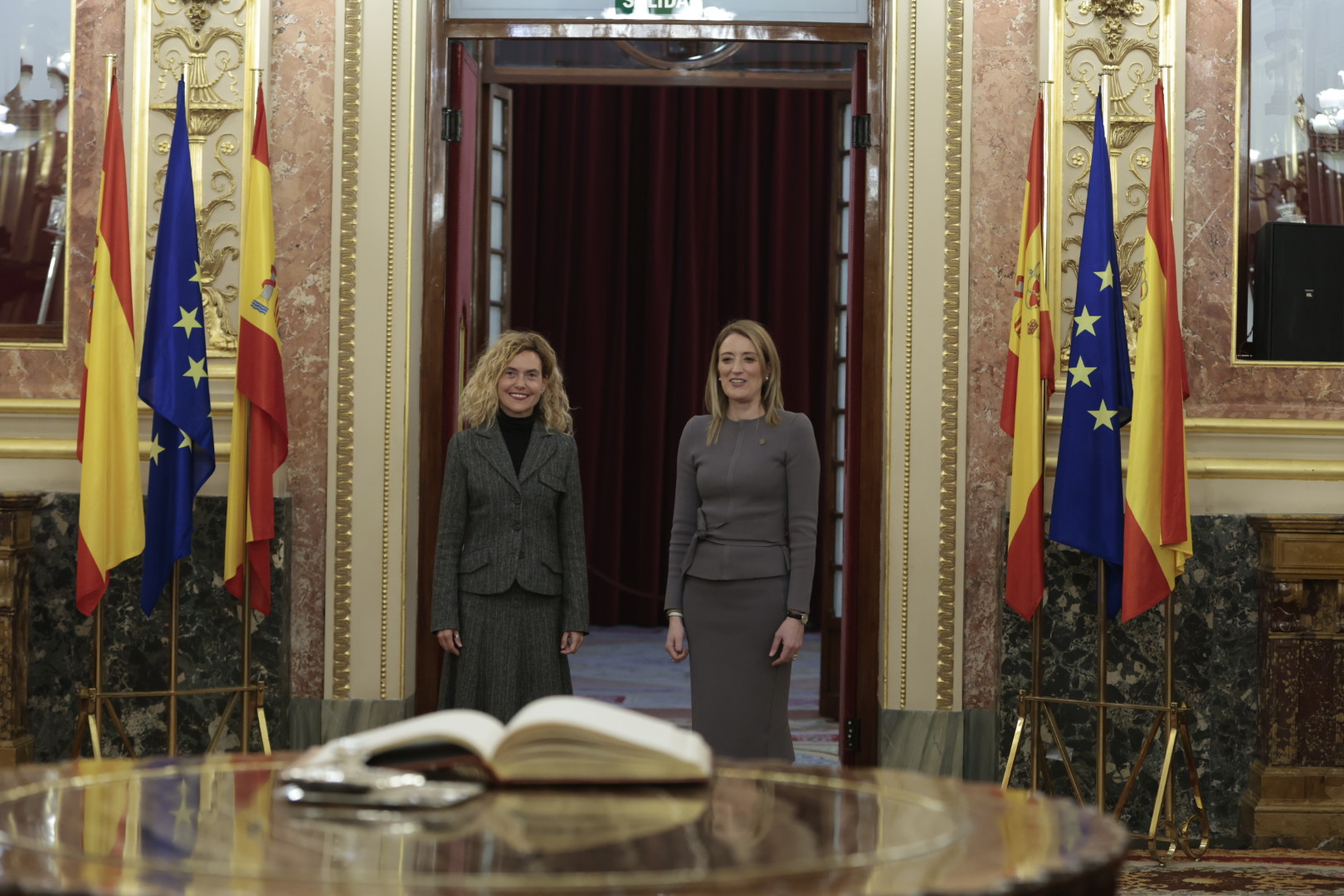 La presidenta del Congreso, Meritxell Batet, y la presidenta del Parlamento Europeo, Roberta Metsola, en el Congreso de los Diputados.