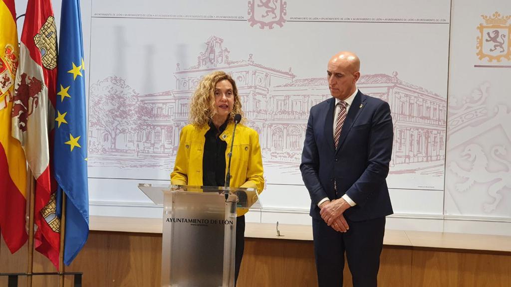 La presidenta del Congreso de los Diputados, Meritxell Batet, y el alcalde de León, José Antonio Díez, en el Ayuntamiento de León.