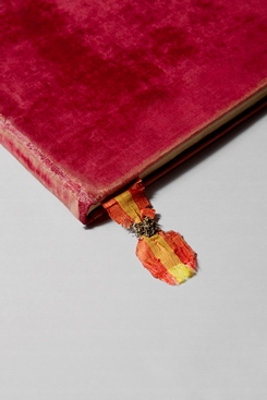 Detalle de la bandera y de la encuadernación en terciopelo de seda roja de la edición manuscrita de la Constitución de 1812. Federico Reparaz.