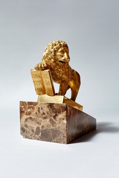 León en bronce con inscripción de la Constitución de 1837. 18 x 14 cm de base. 26 cm de altura). Federico Reparaz.