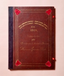 Ejemplar original manuscrito de la Constitución de 1869, encuadernado en piel marrón con adornos de terciopelo rojo. Federico Reparaz.