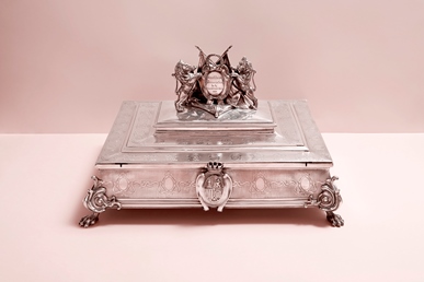 Caja de plata para guardar la Constitución de 1869. Orfebrería. Plata. Constituciones. Despacho del Presidente, planta baja del Palacio del Congreso de Diputados<br/>Federico Reparaz