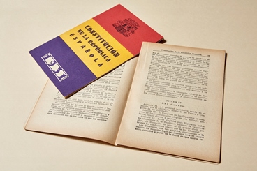 Ejemplar de la Constitución de 1931 en pequeño formato y con la bandera tricolor en la cubierta. Federico Reparaz.